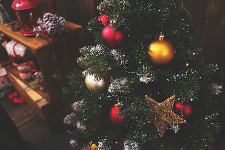 Christmas Decoration, green Christmas tree with baubles decors HD wallpaper