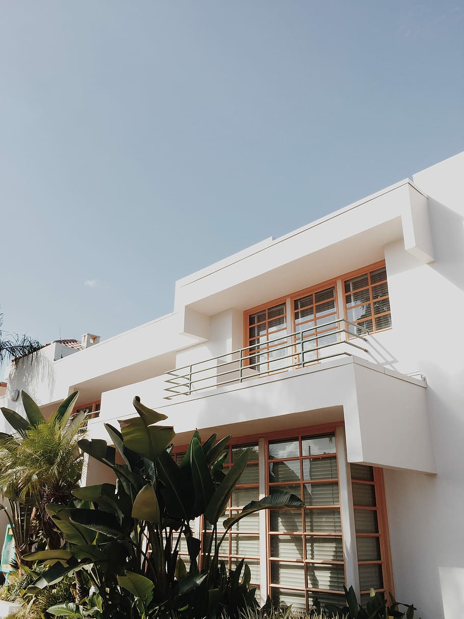 white concrete house near green leafed plants, white and brown concrete house HD wallpaper