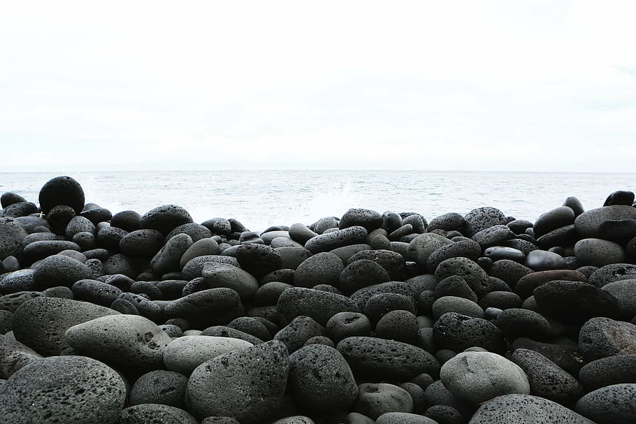 gray shore rocks near body of water at daytime, beach, ocean HD wallpaper