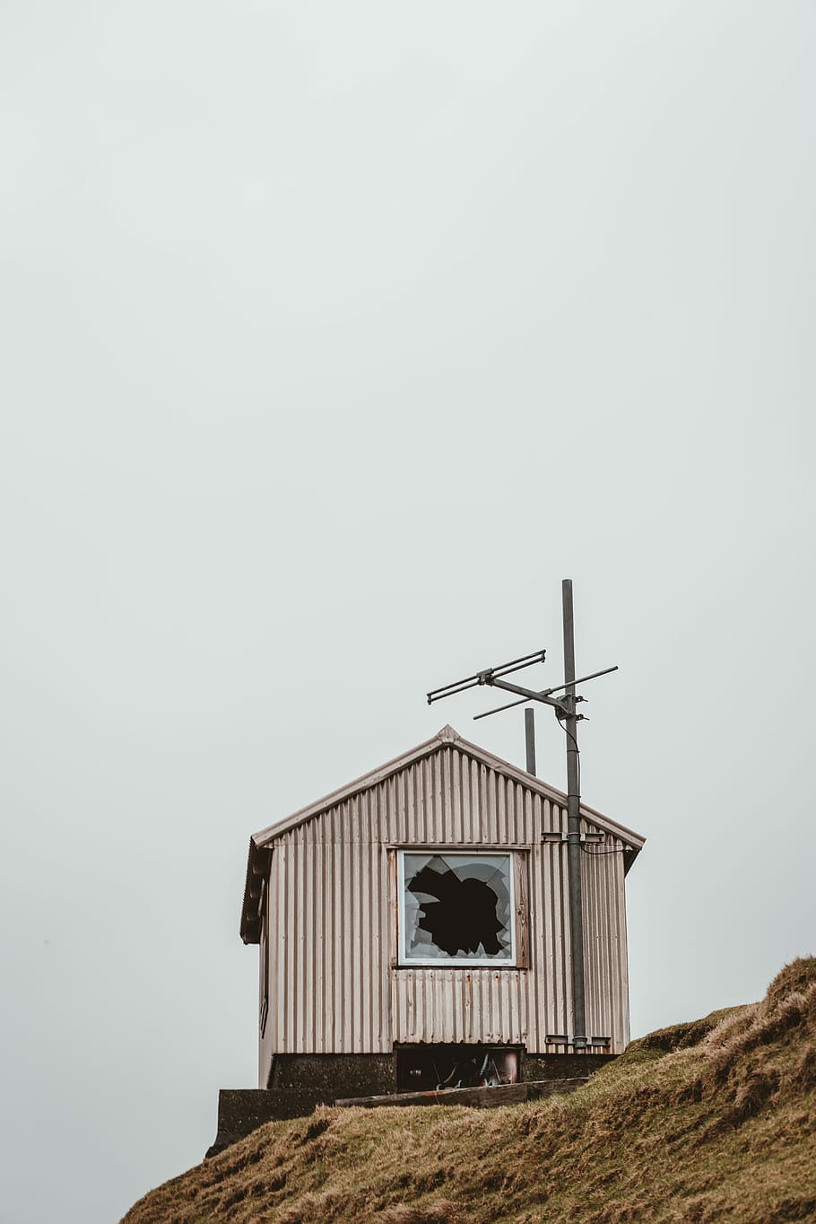shed with broken glass window, gray shed on the cliff at daytime HD wallpaper
