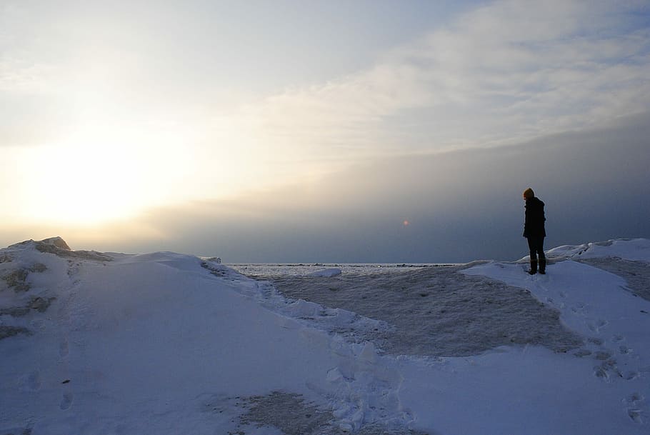 person standing on snow mountain under sunset, man standing on snow mountain during sunrise HD wallpaper