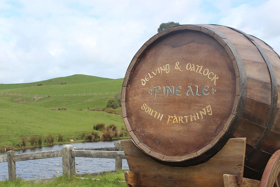 hobbiton, ale, nz, barrel, countryside, grass, green, matamata HD wallpaper
