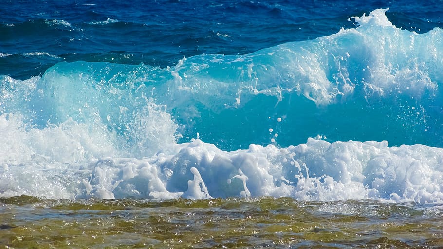 ocean waves crashing on shore, bubbles, foam, spray, energy HD wallpaper