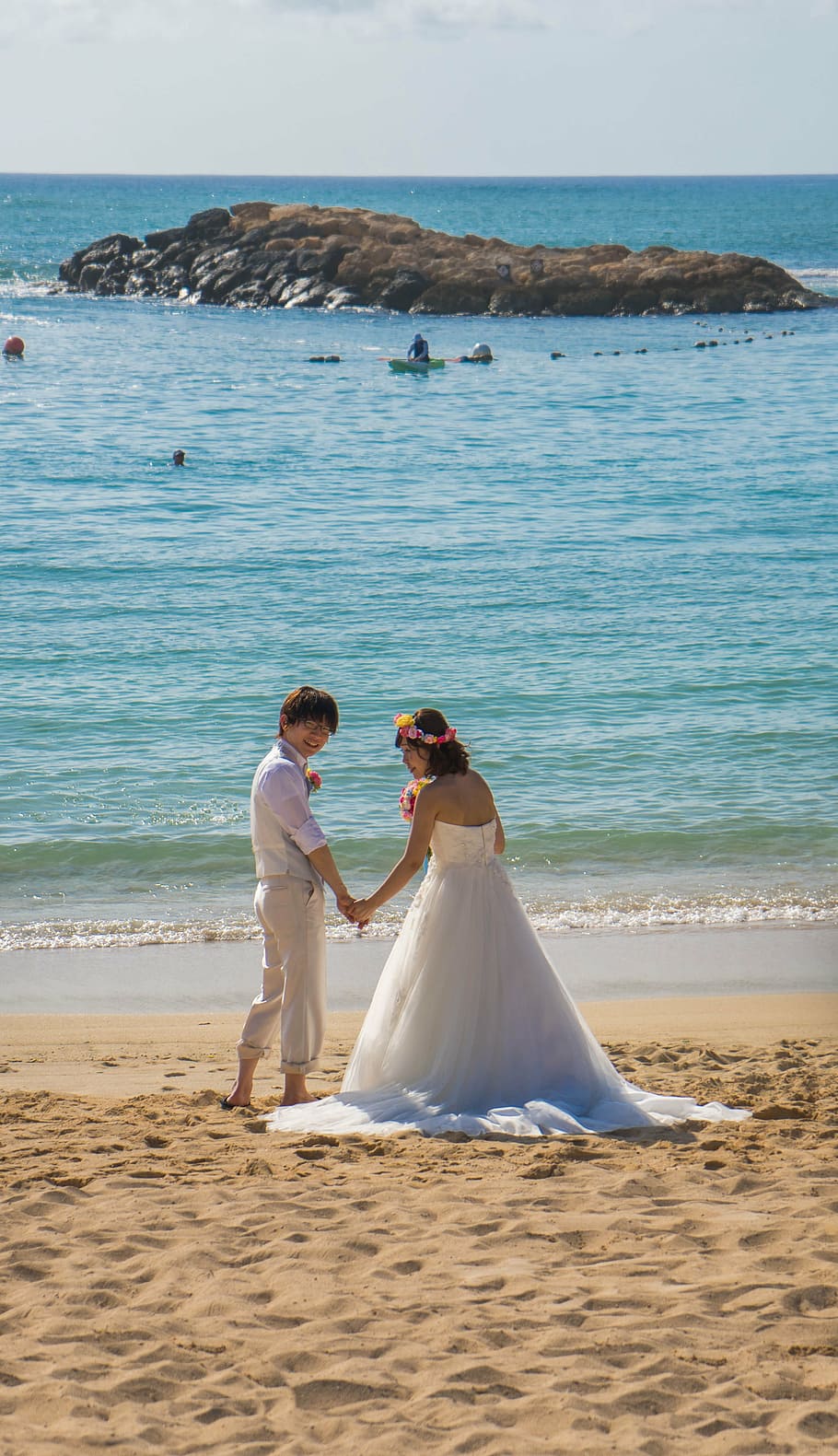 wedding couple standing on beach, hawaii, bride, groom, love HD wallpaper