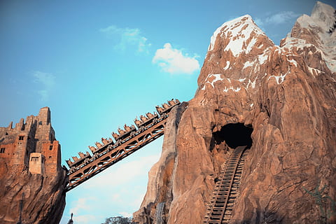 photo of roller coaster, photo of railroad wards into cave, Disneyworld HD wallpaper