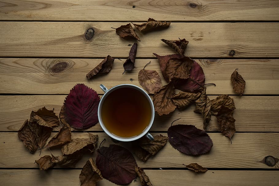 tea in cup on brown wooden surface, tea with dried leaves on wooden board, HD wallpaper