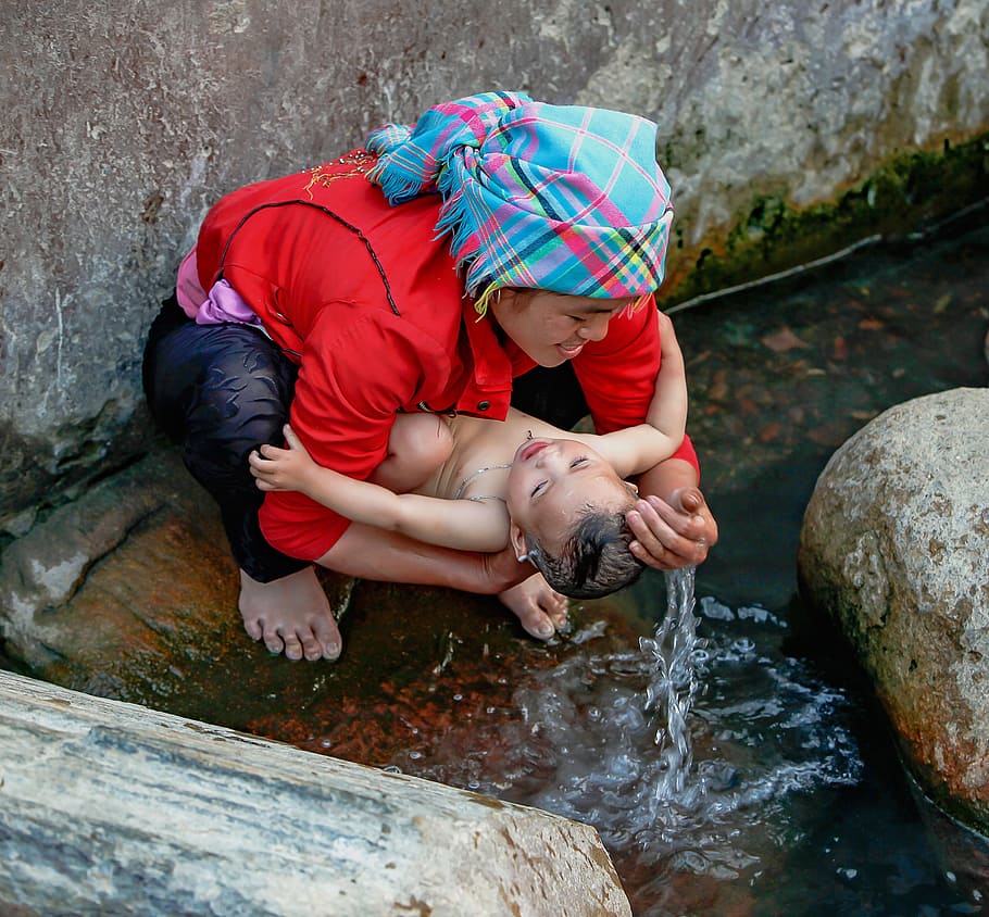 woman bathing baby, the mother, the son, streams, tu rate, yen bai, HD wallpaper