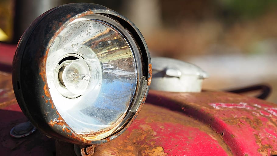 broken, lamp, tractor, rust, close-up, focus on foreground HD wallpaper