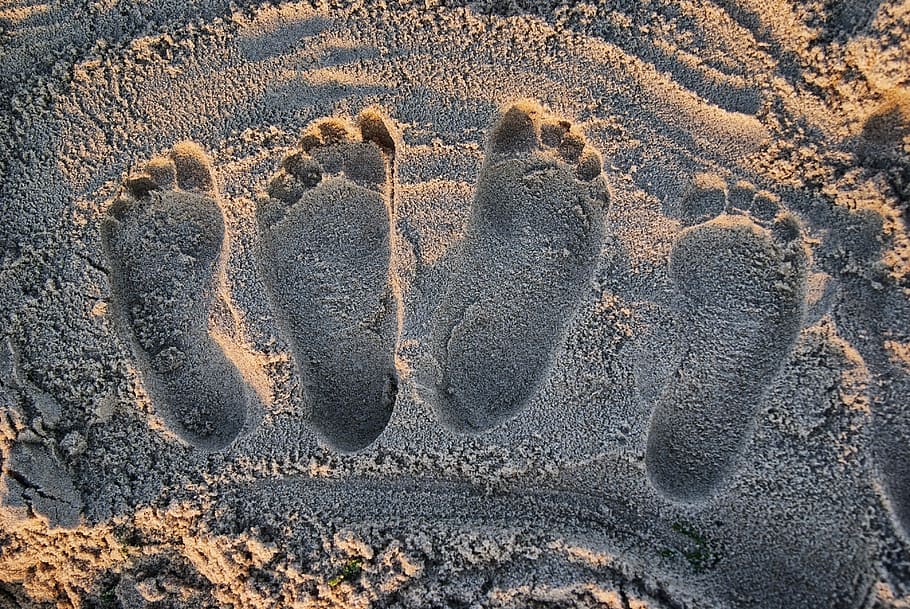 foot prints on sand during daytime, footprints, beach, light HD wallpaper