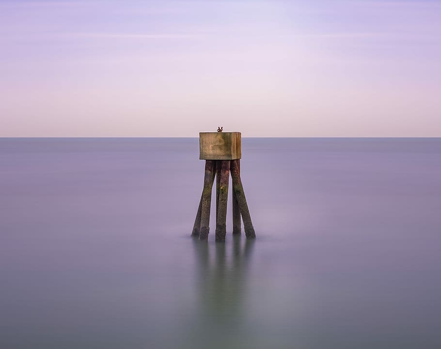 brown wooden sea stand during daytime, brown wooden stand on body of water at daytime HD wallpaper