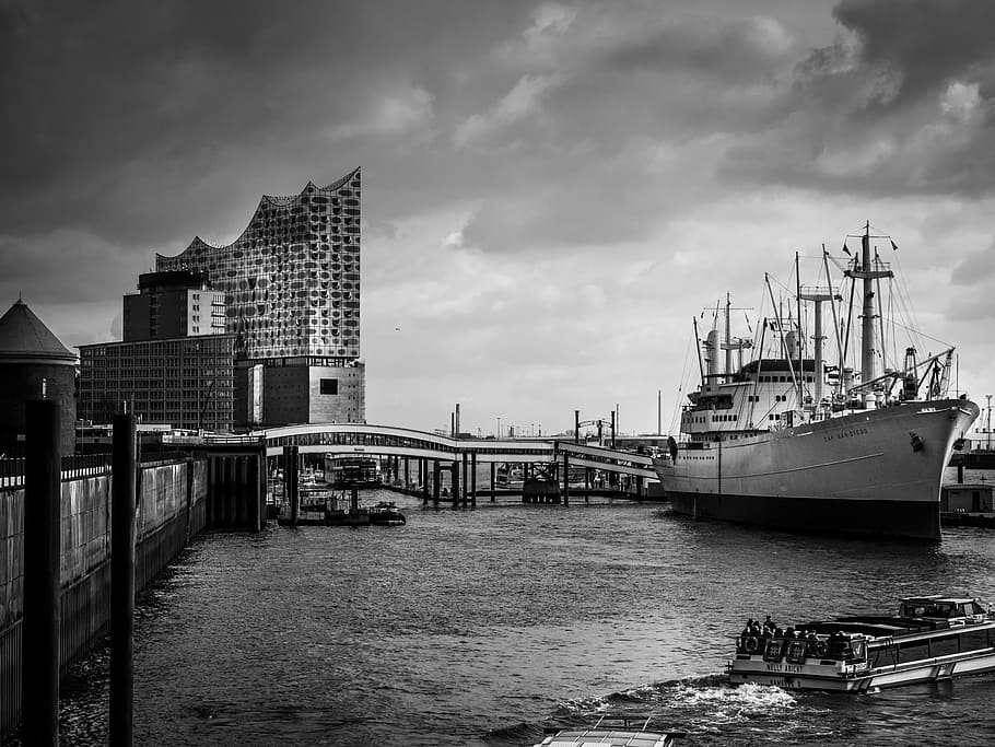 boat on body of water near gray concrete bridge, Hamburg, Big City, HD wallpaper