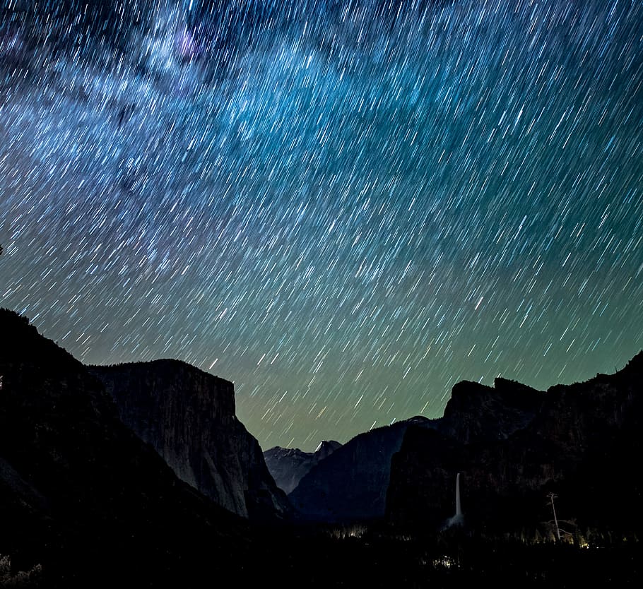 silhouette of mountains under night sky with stars, time-lapse photography of mountain at nighttime HD wallpaper