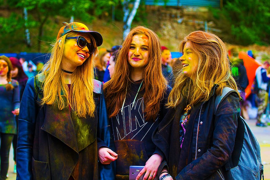 three women on parade, the festival of colors, holi, moscow, 2017, HD wallpaper