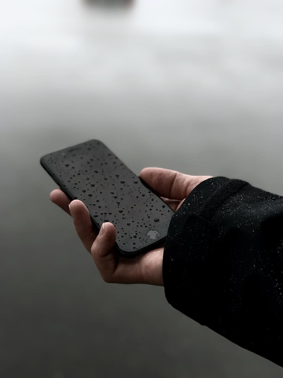 person holding iPhone, person holding iPhone with water droplets HD wallpaper
