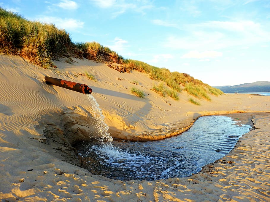 pipe producing liquid on sandy shore, dune, water, sea, waste HD wallpaper