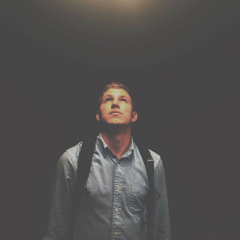 man in gray dress shirt and black backpack, young, guy, fashion HD wallpaper