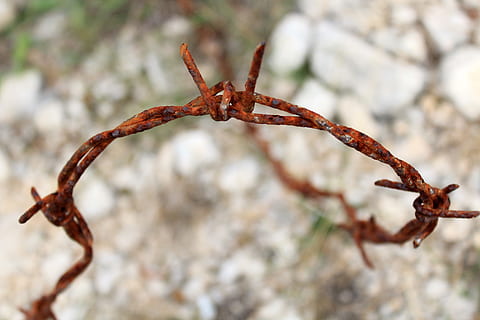 Barbed Wire, Stainless, Stone, rocky soil, metal, rusty, rusted HD wallpaper