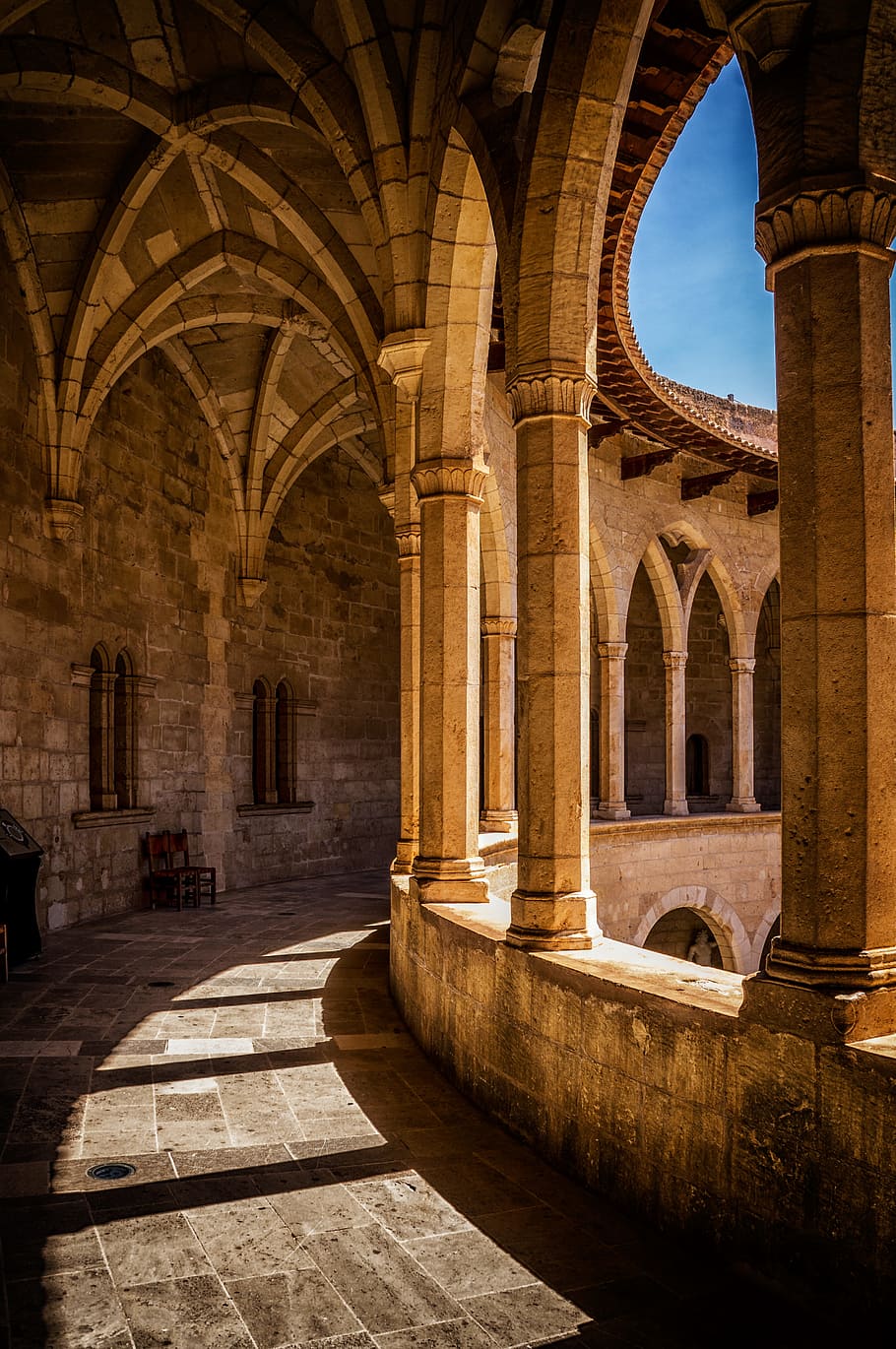 brown concrete pillars, brown concrete building, Castell, de HD wallpaper