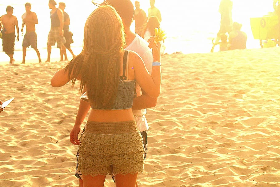 people standing on the beach during sunset, couple, romance HD wallpaper