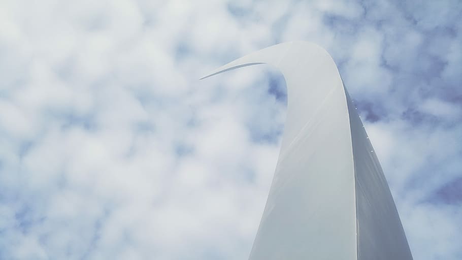 The Curve, architectural photography of white curved building HD wallpaper