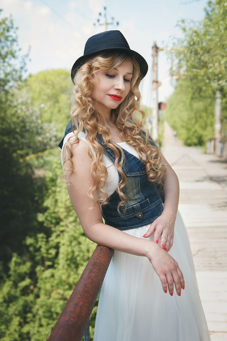 woman taking photo white leaning on brown bar, hat, curls, retro, HD wallpaper