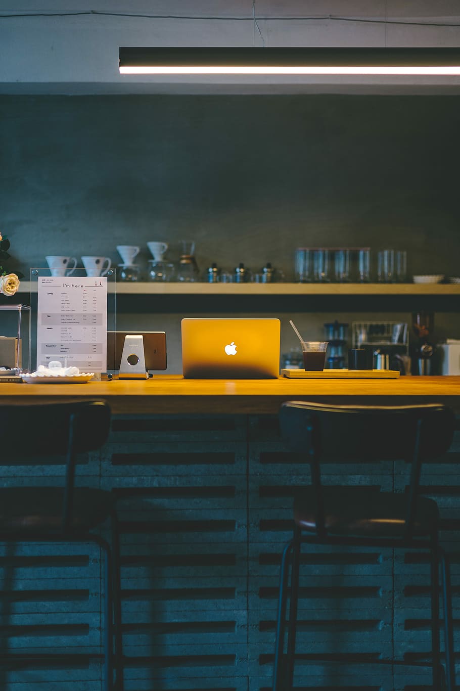 MacBook on table, silver MacBook on desk, shop, cafe, computer HD wallpaper