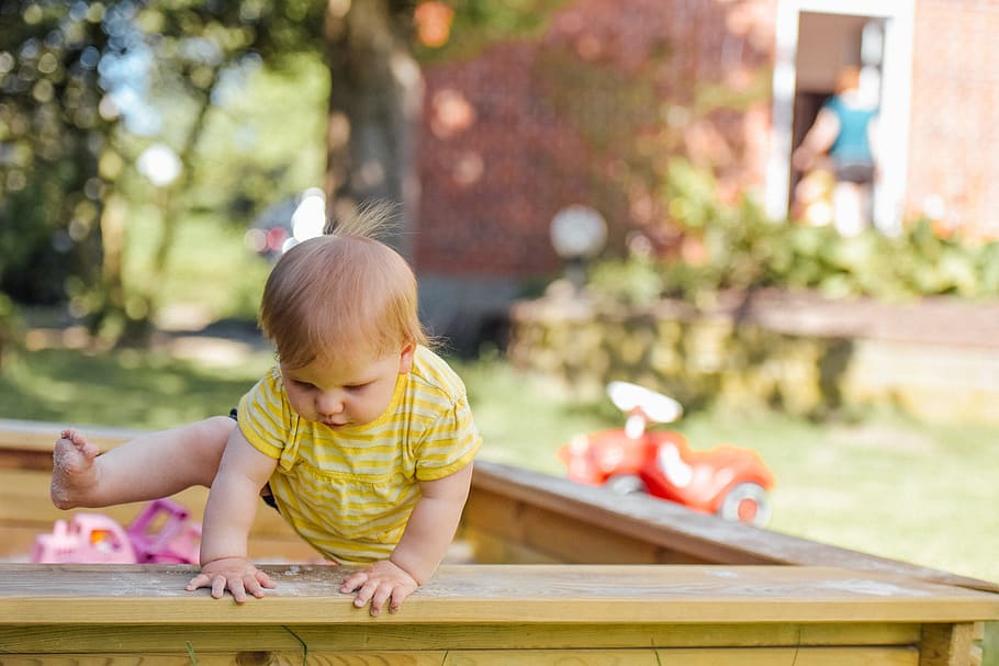 baby trying to get out of his crib, baby on table, sandbox, child HD wallpaper