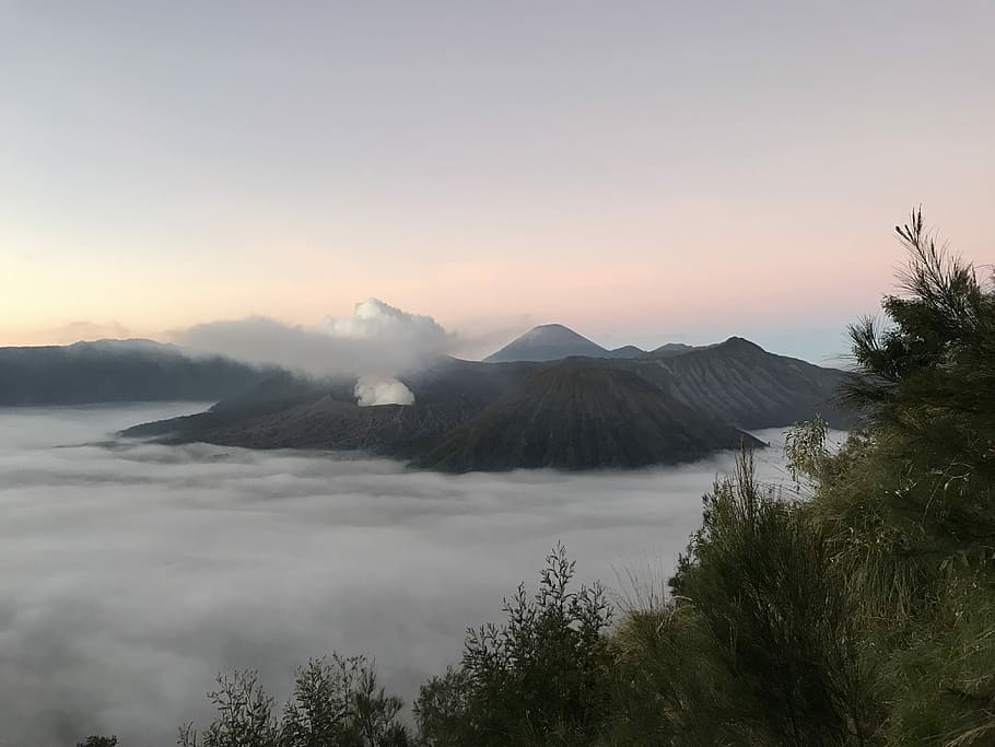 Sunrise in Bromo, brown volcano in landscape photography, vulcano HD wallpaper