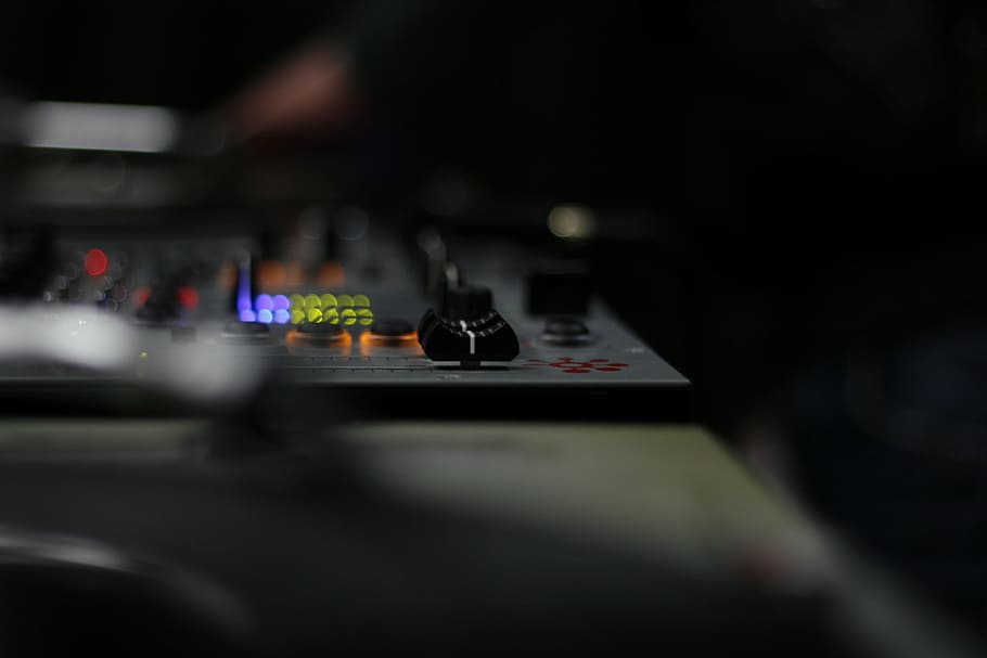 shallow focus of turntable, deejay, dj, mixer, night, record HD wallpaper