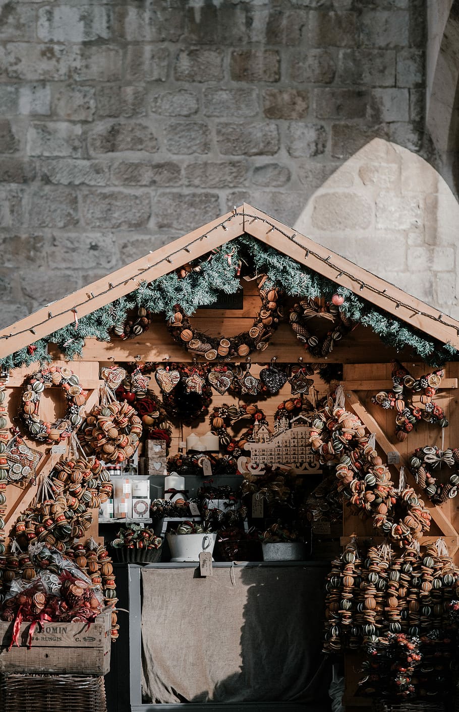 Christmas Market Stall, Christmas Wreaths, brown wooden front store HD wallpaper