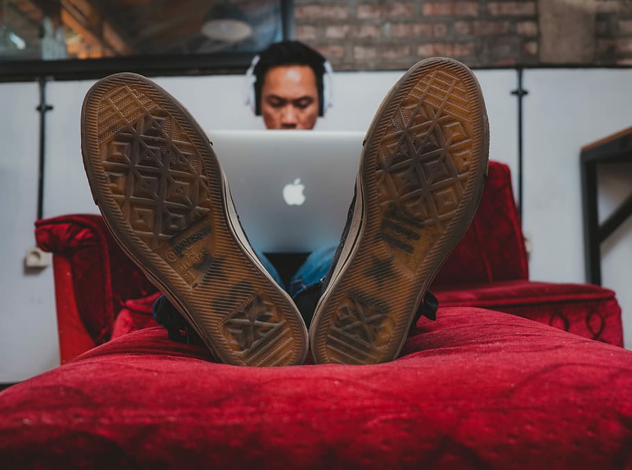 man using MacBook on sofa, person using MacBook laptop, macbook pro HD wallpaper