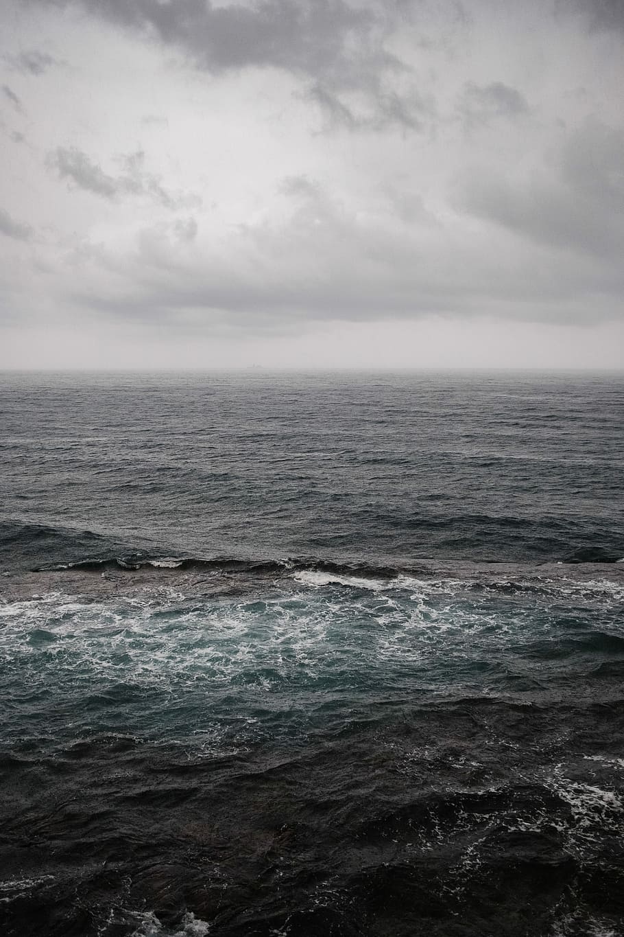 ocean under white sky, body of water, wave, surf, dark, sea, cloud - sky HD wallpaper