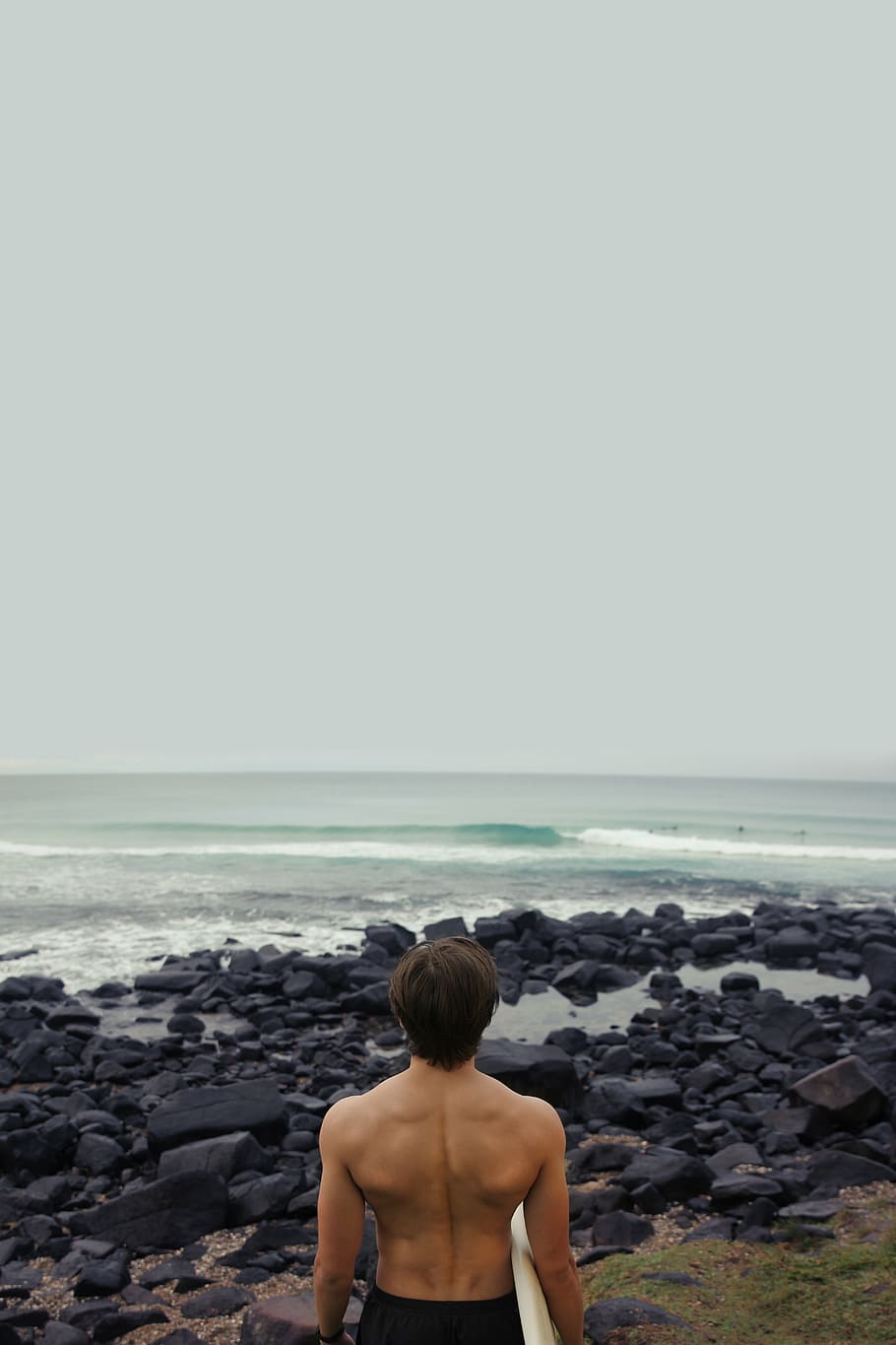 man standing nearby sea, holding, surfboard, staring, body HD wallpaper