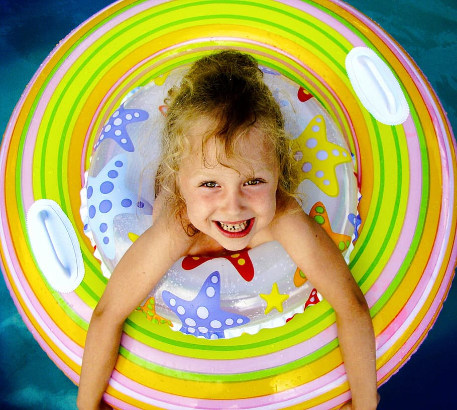 Inflatable, Circle, Water, Pool, Girl, baby, smiling, curls HD wallpaper