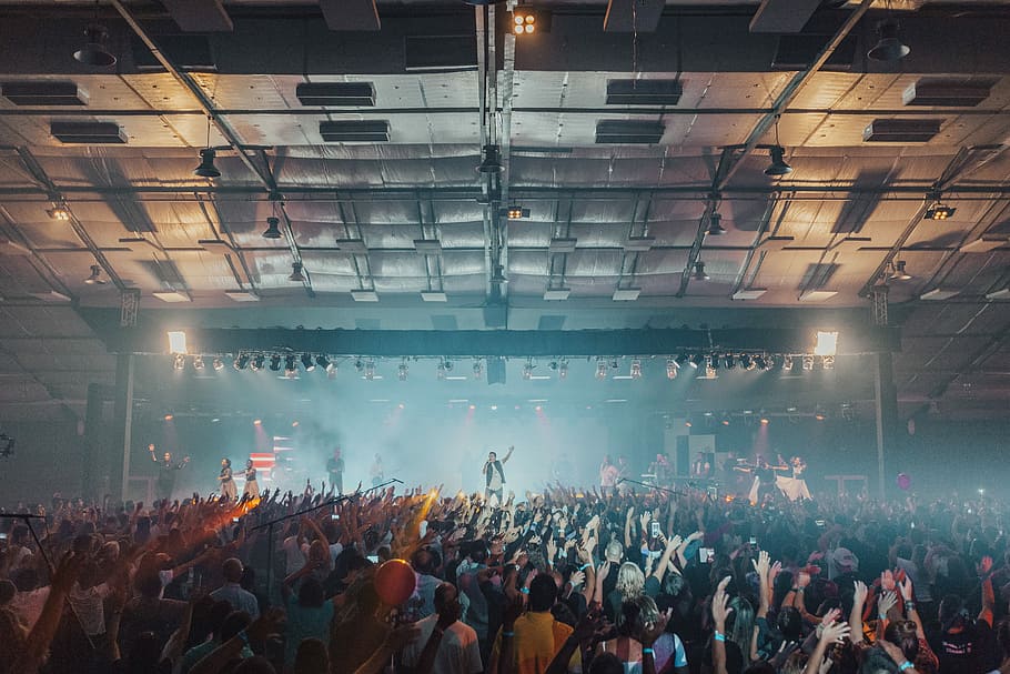 group of people watching live rock band near stage, performer on stage HD wallpaper
