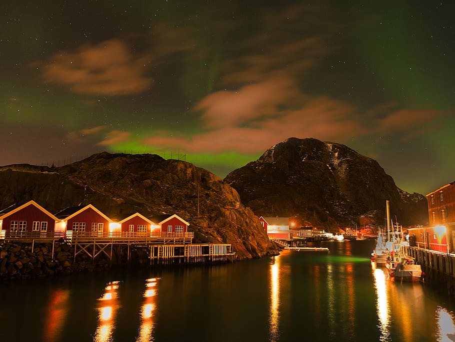 houses on the foot of the hills near body of water, night, sea scape HD wallpaper