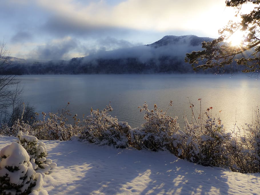 snow covered ground and trees by the river overlooking mountain and sunrise under blue and white cloudy sky, HD wallpaper