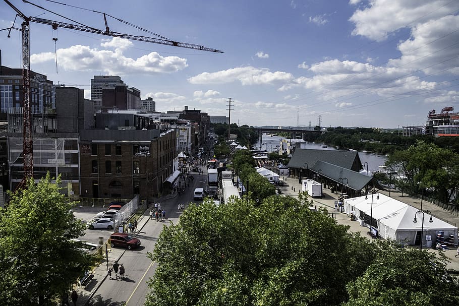 Crane and city view and trees in Nashville, cars, clouds, machine HD wallpaper
