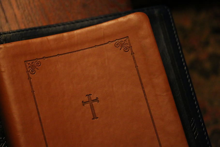 brown leather cover bible book, holy bible on black surface, old HD wallpaper