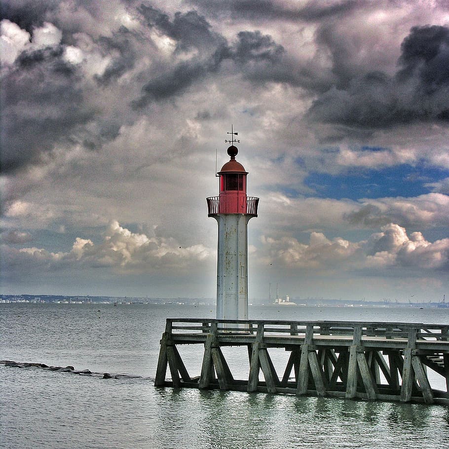lighthouse, sky, blue, clouds, water, beach, tower, sea, web HD wallpaper