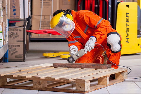 person grinding metal, industrial, security, logistic, work clothes HD wallpaper
