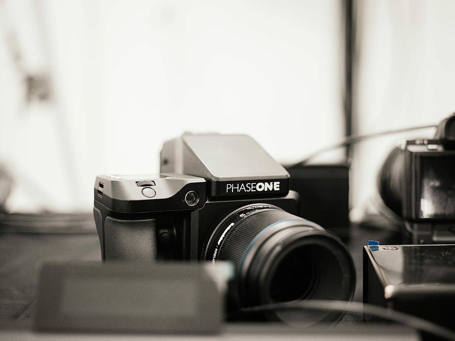 black and silver Phase One DSLR camera, black PhaseOne rangefinder camera on black frame, HD wallpaper