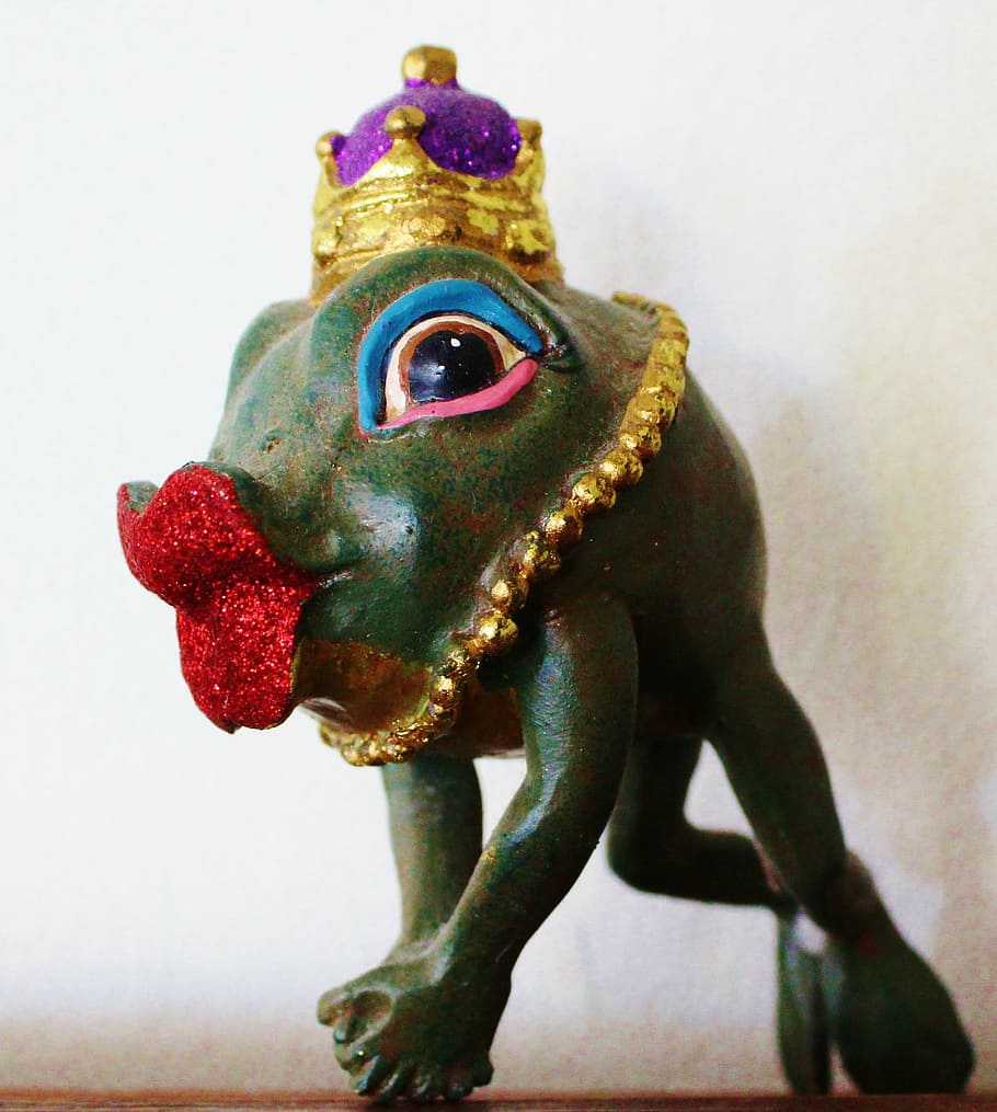 Frog With Crown Statue