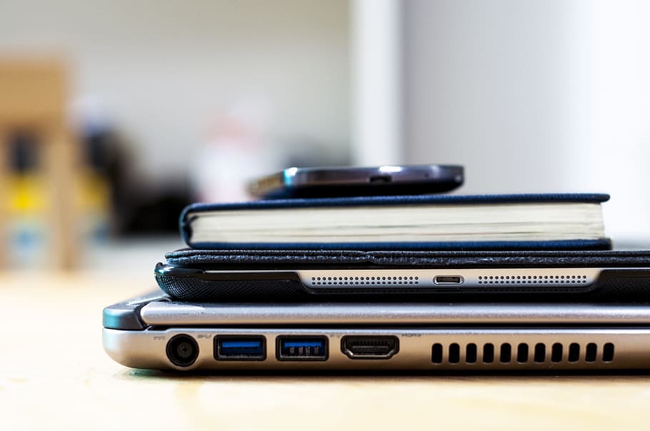 close-up smartphones and books on table, laptop, computer, ipad HD wallpaper