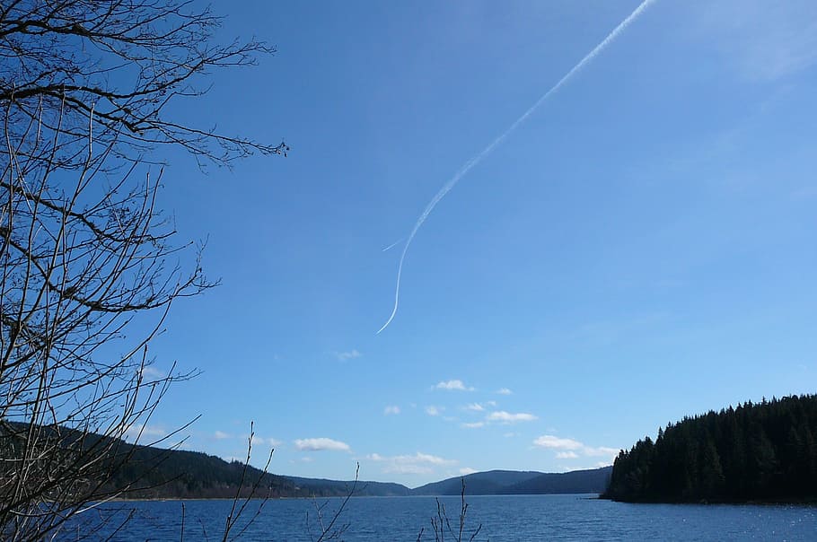 sky, contrail, clouds, blue, clear, sunny, water, bank, aircraft HD wallpaper