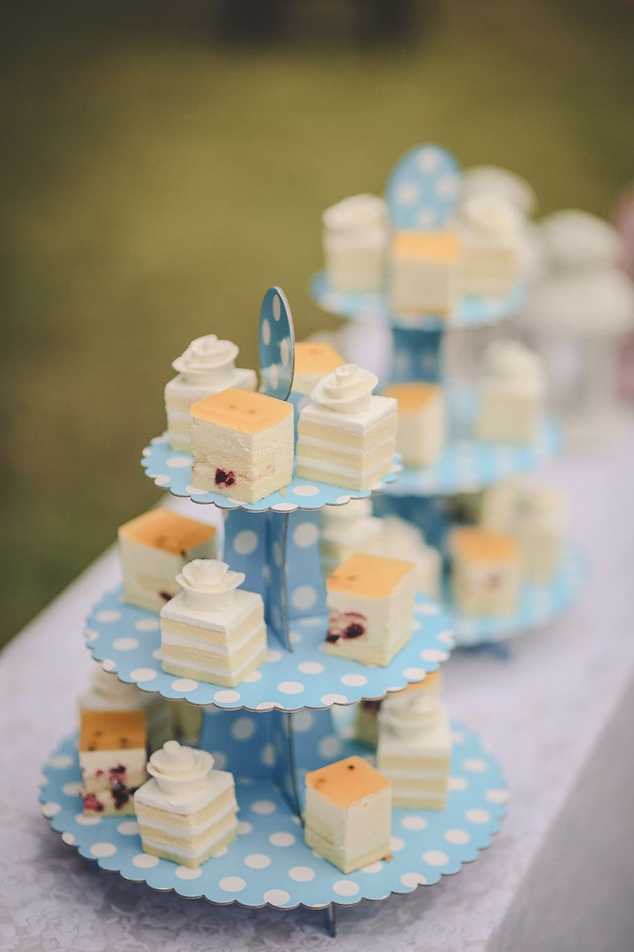 sliced of cakes on tray, dessert, wedding, decoration, sweet food HD wallpaper