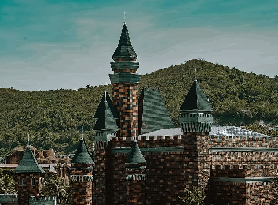 Brown and Green Castle, architecture, clouds, daylight, grass HD wallpaper