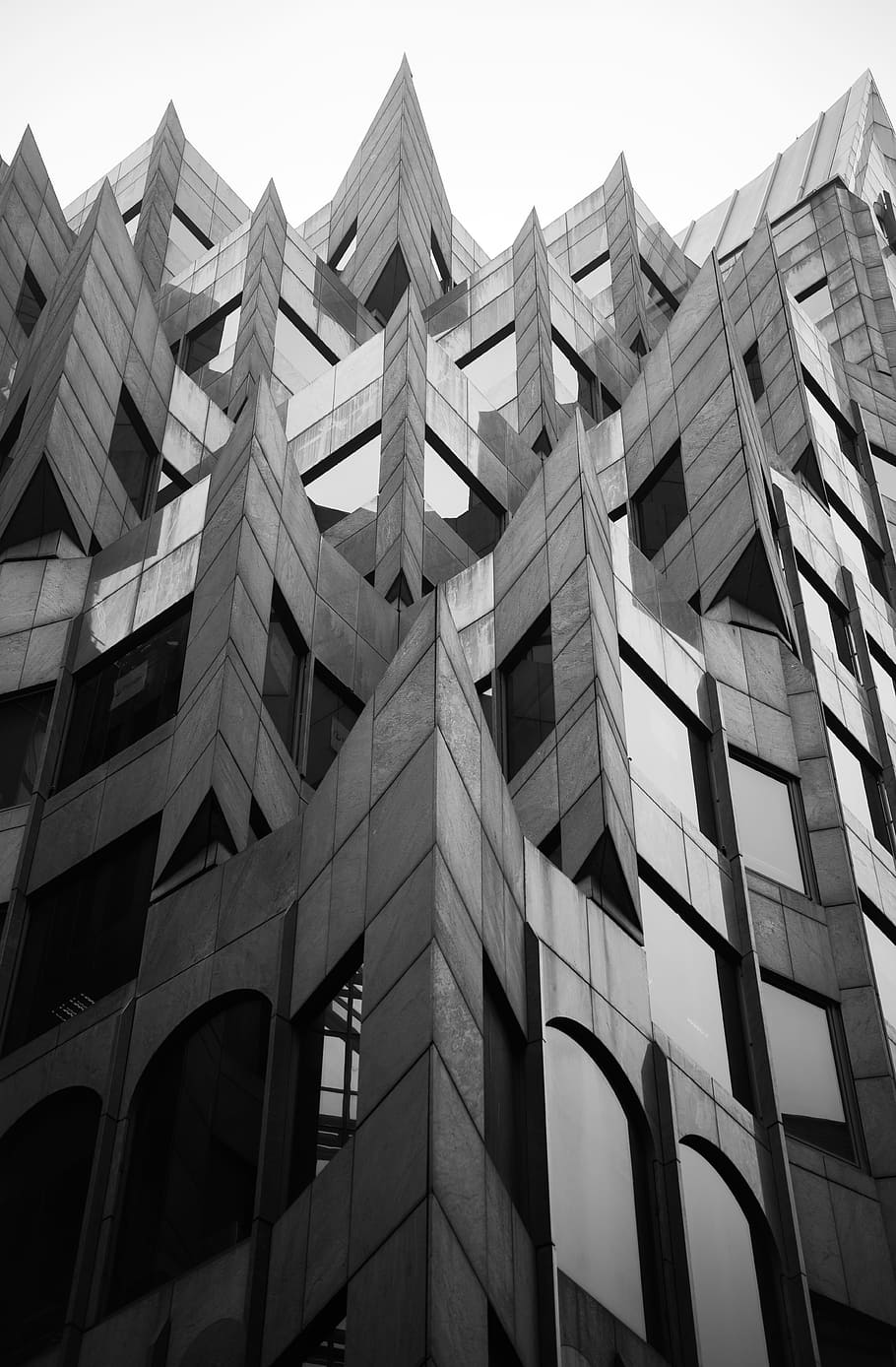 grayscale photo of concrete structure, grayscale photo of concrete building HD wallpaper