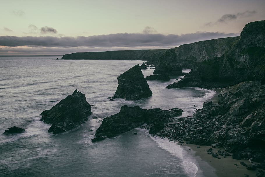 Wide-angle seascape photo taken in low light in Cornwall, England HD wallpaper