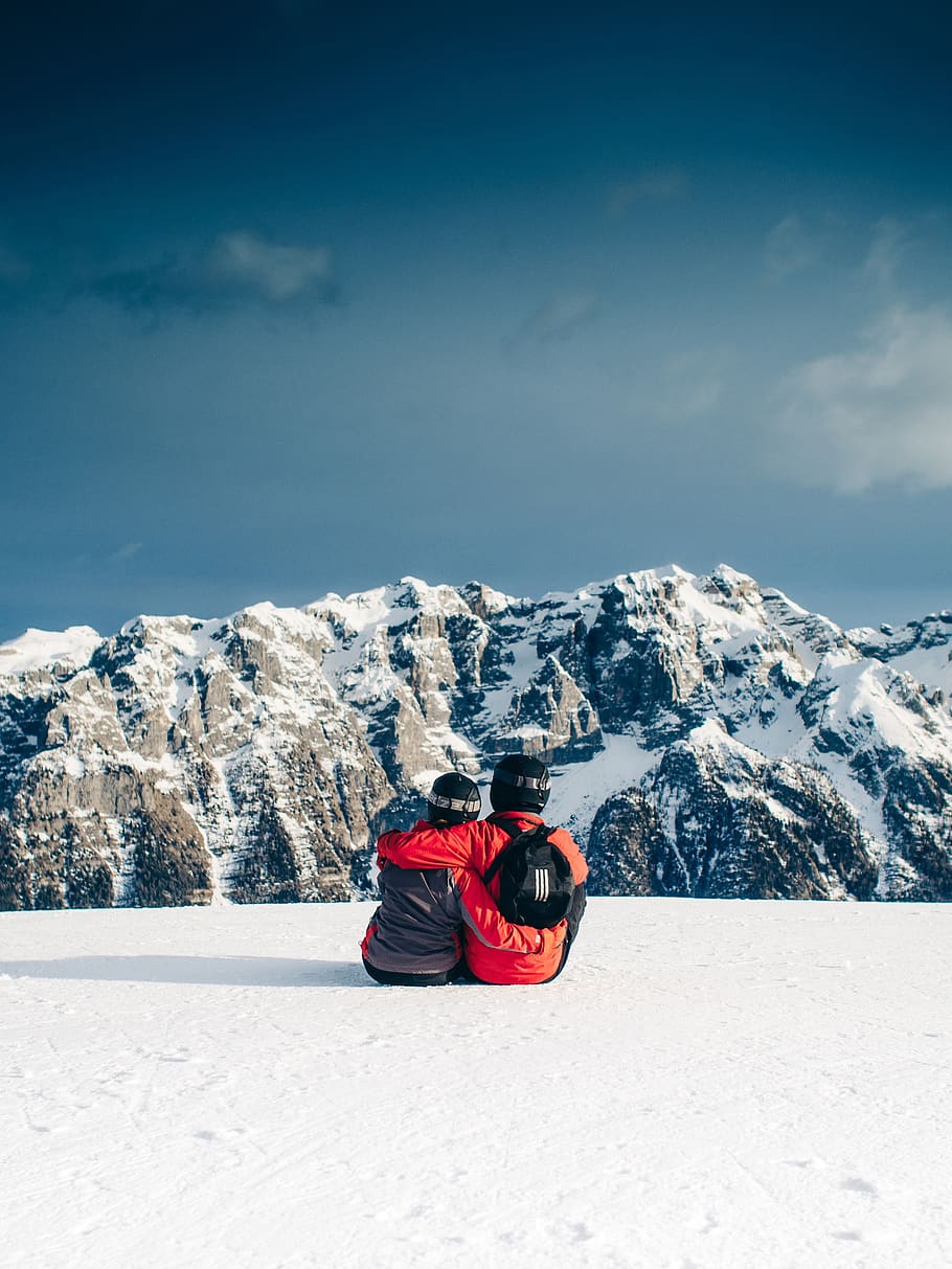 skiing-snowboarding-couple-love-romance-hugging.jpg